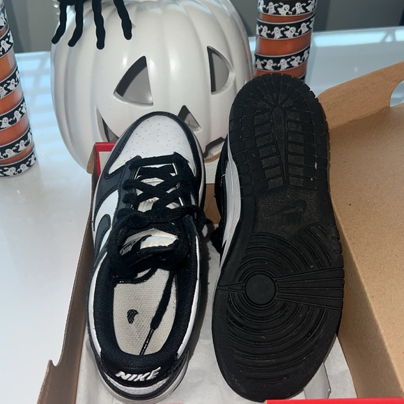 SOLD 🤍 Kids Nike Dunk Low (Panda Dunks) - Picture 4 of 5